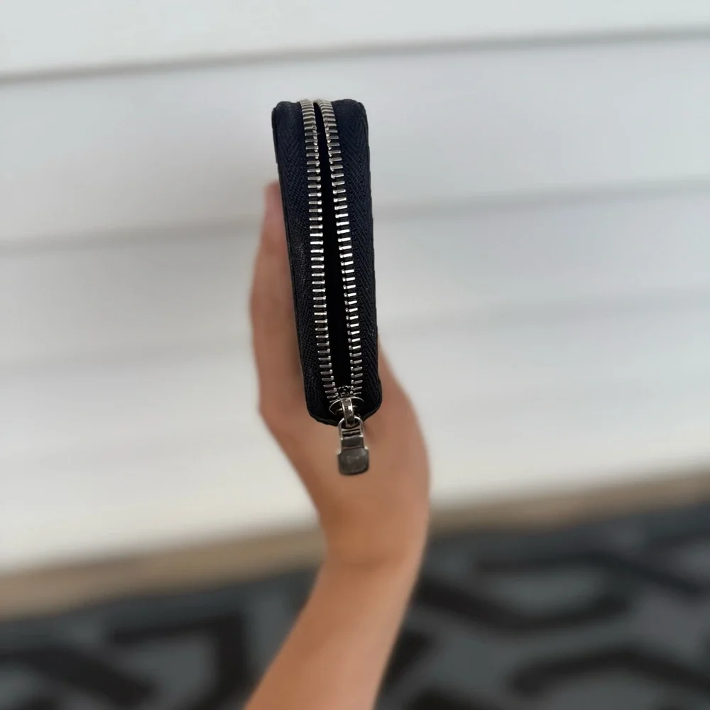 Louis Vuitton Leather Zippy Wallet with Subtle Embossed LV Monogram Logo - Picture 6 of 11